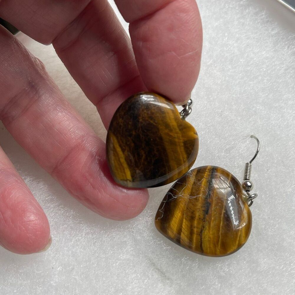 Vintage tiger eye heart shaped dangle earrings. - Picture 2 of 4